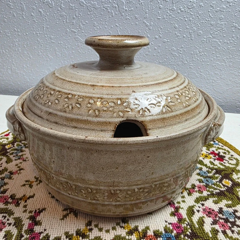 Pottery‎ Lidded Bean Pot Speckled Beige Floral Stamped Stoneware Tureen